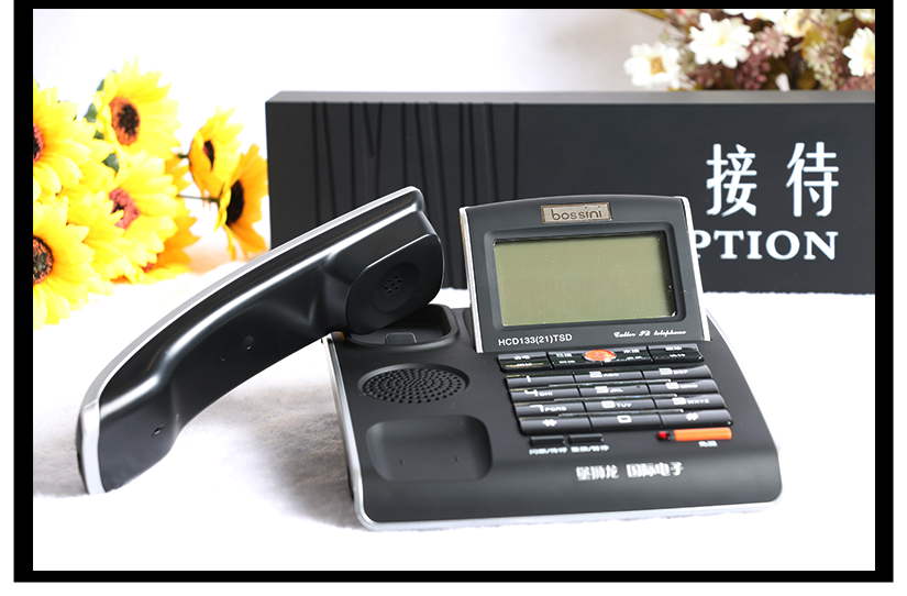 黑色加銀邊設(shè)計(jì)的電話機(jī)