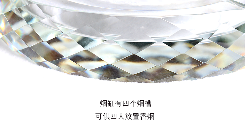 放在有色彩的地方，顯得五彩斑斕